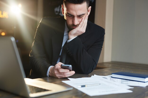 Retrato de hombre de negocios en el lugar de trabajo