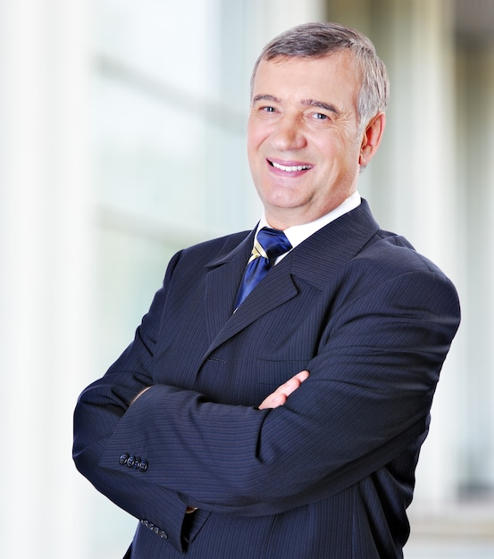 Foto gratuita retrato de hombre de negocios de mediana edad en traje