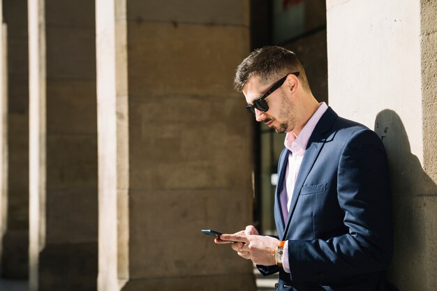 Foto gratuita retrato de hombre de negocios moderno al aire libre