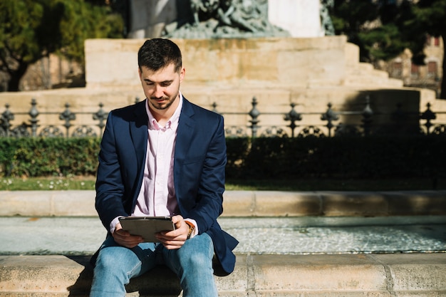 Retrato de hombre de negocios moderno al aire libre