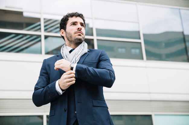 Retrato de hombre de negocios moderno enfrente de edificio