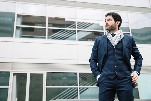 Retrato de hombre de negocios moderno enfrente de edificio