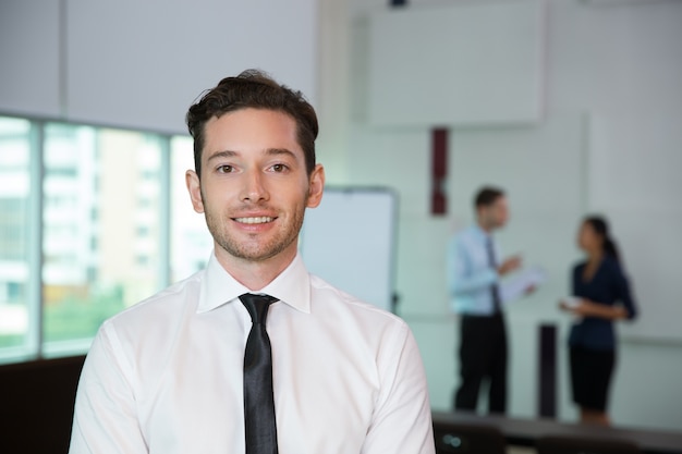 Retrato de hombre de negocios en la oficina 1