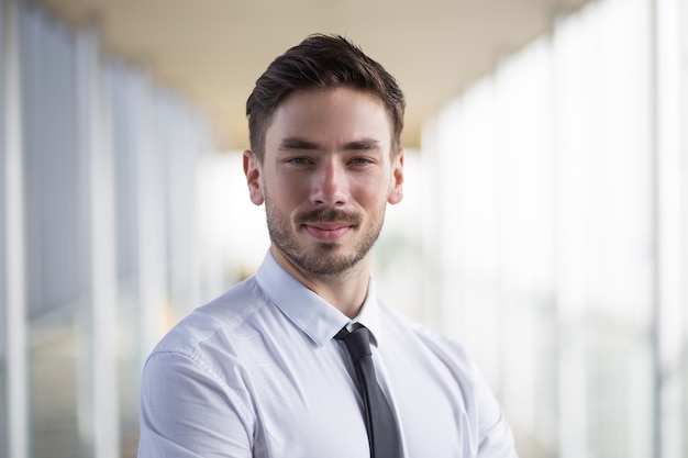 Foto gratuita retrato de hombre de negocios optimista en ropa formal