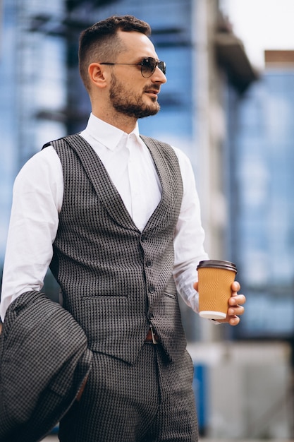 Foto gratuita retrato de hombre de negocios por el rascacielos