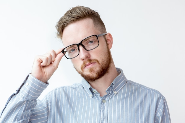 Retrato de hombre de negocios serio llevaba gafas