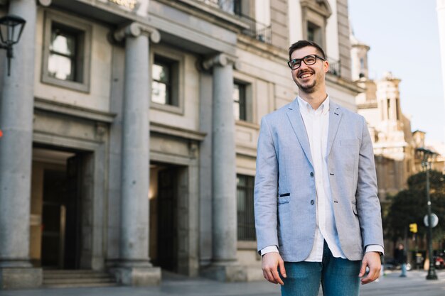 Retrato de hombre de negocios sonriente al aire libre