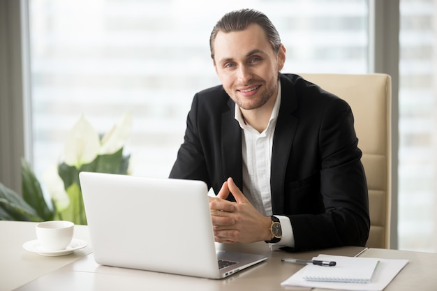 Foto gratuita retrato del hombre de negocios sonriente hermoso