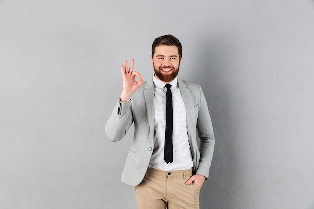 Foto gratuita retrato de un hombre de negocios sonriente vestido con traje