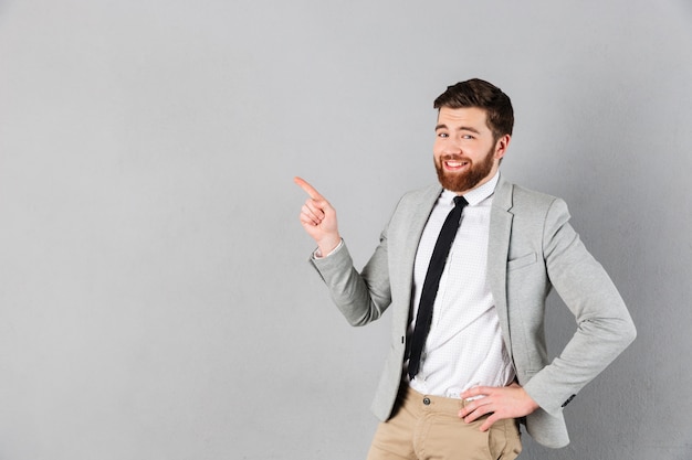 Foto gratuita retrato de un hombre de negocios sonriente vestido con traje