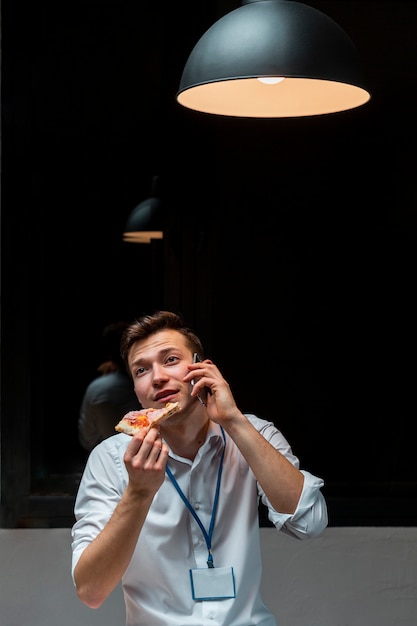 Retrato de hombre de negocios trabajando desde casa por la noche