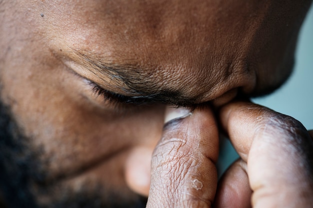 Retrato de hombre negro estresado