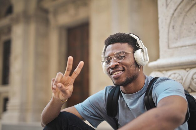 retrato de un hombre negro sonriente