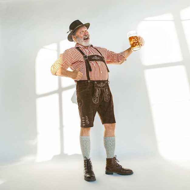 Retrato de hombre de Oktoberfest, vistiendo la ropa tradicional bávara