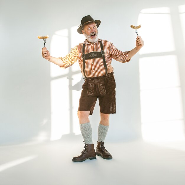 Retrato de hombre de Oktoberfest, vistiendo la ropa tradicional bávara