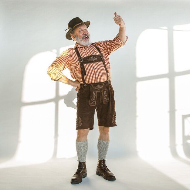 Retrato de hombre de Oktoberfest, vistiendo la ropa tradicional bávara