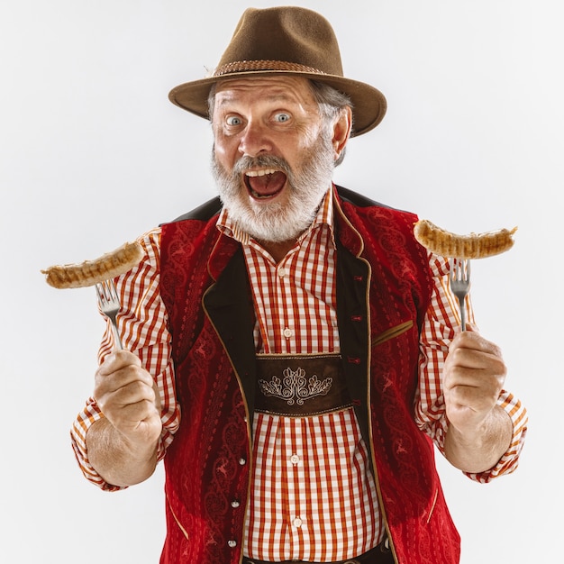 Retrato de hombre de Oktoberfest, vistiendo la ropa tradicional bávara