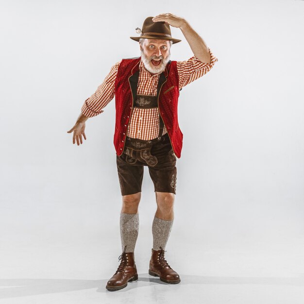 Retrato de hombre de Oktoberfest, vistiendo la ropa tradicional bávara