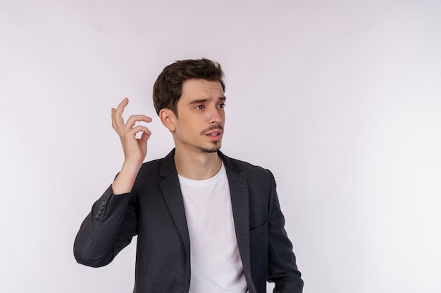 Foto gratuita retrato de un hombre pensante rodeado de un signo de interrogación sobre un fondo aislado