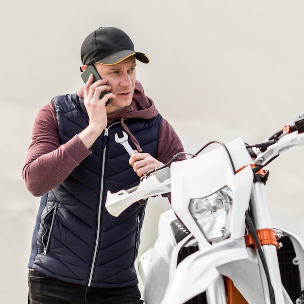 Foto gratuita retrato de hombre pidiendo ayuda para reparar moto