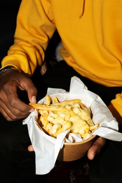 retrato, de, hombre, con, un, plato, de, poutine