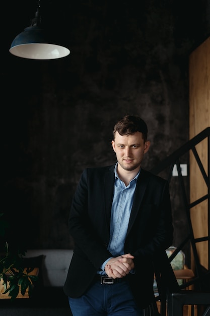 Retrato de hombre posando en un espacio moderno loft