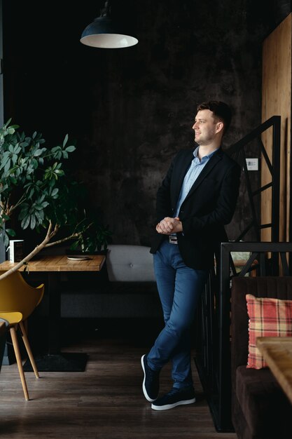 Retrato de hombre posando en un espacio moderno loft