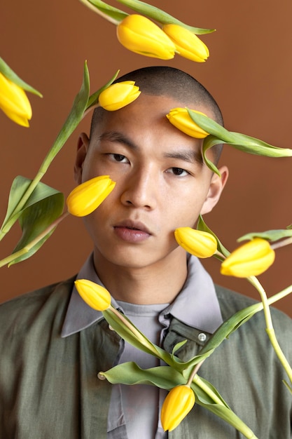 Retrato, hombre, posar, con, flores