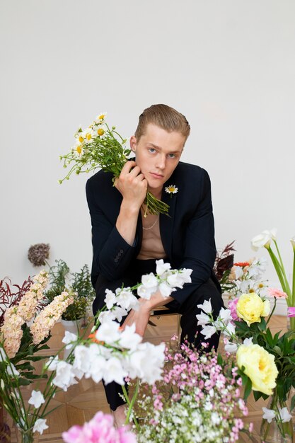 retrato, de, hombre, posar, con, flores