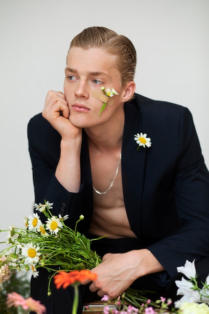 retrato, de, hombre, posar, con, flores