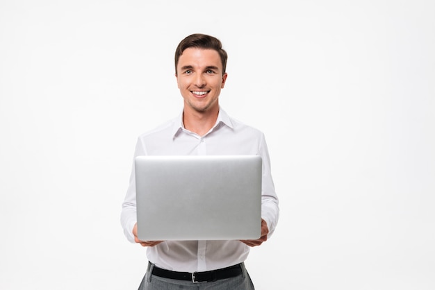 Retrato de un hombre positivo en camisa blanca