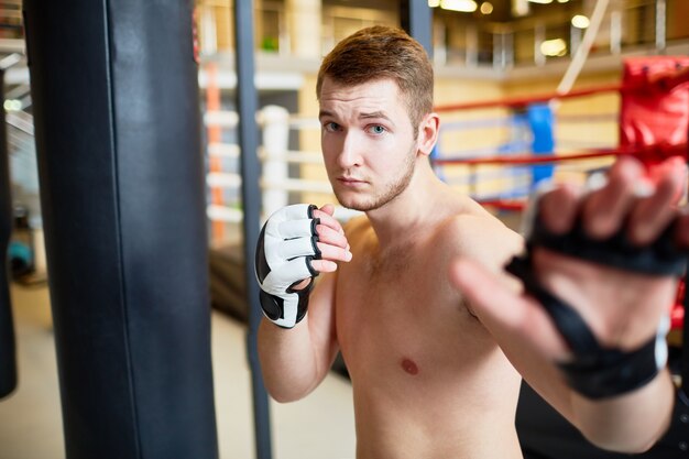 Retrato del hombre en la práctica de boxeo