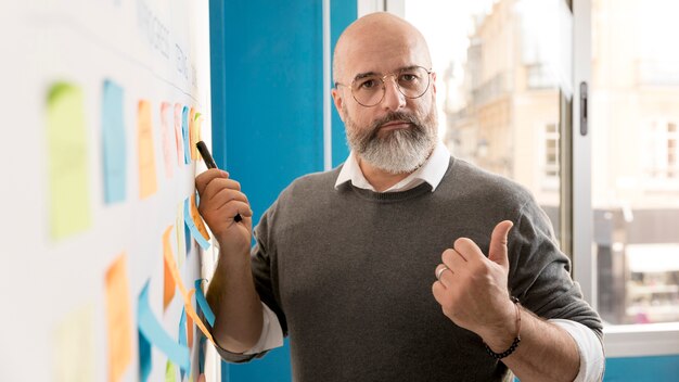 Retrato de hombre presentando proyecto