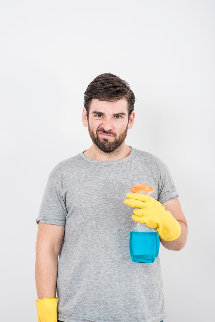 Foto gratuito retrato de hombre con producto de limpieza