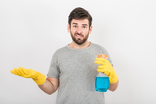 Foto gratuita retrato de hombre con producto de limpieza