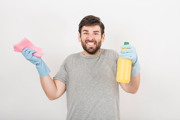 Retrato de hombre con producto de limpieza