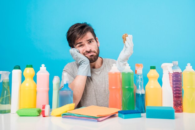 Retrato de hombre con producto de limpieza