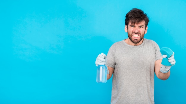 Retrato de hombre con producto de limpieza