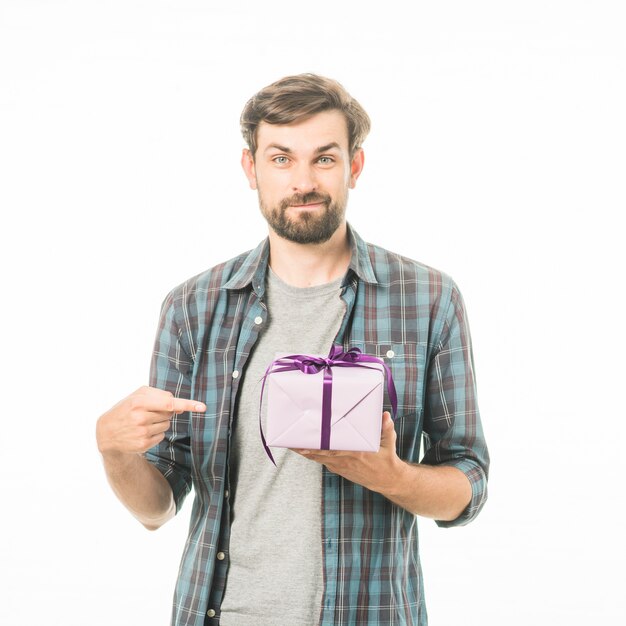 Retrato de un hombre que muestra la caja de regalo en el fondo blanco