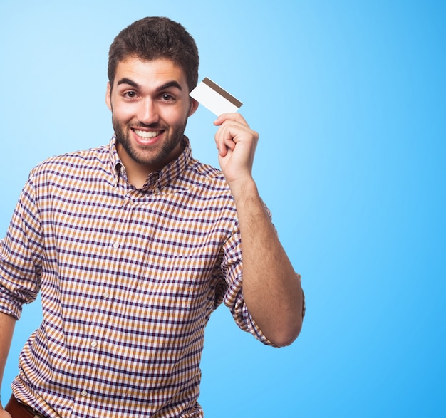 Foto gratuita retrato del hombre que muestra la tarjeta de plástico.