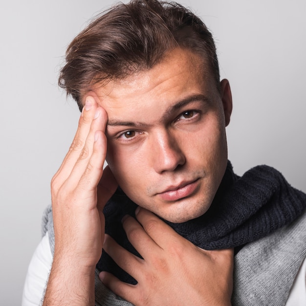 Retrato de hombre que sufre de dolor de cabeza y tos