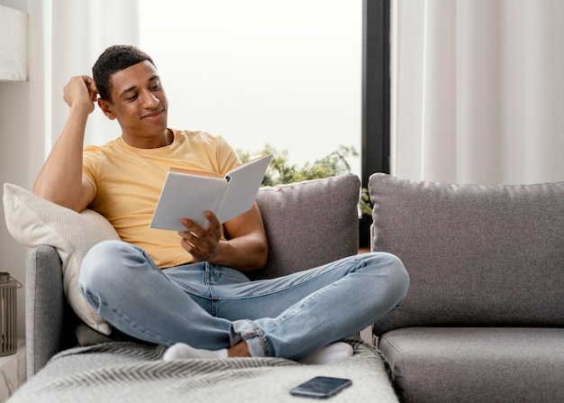 Retrato, hombre, relajante, en casa, lectura