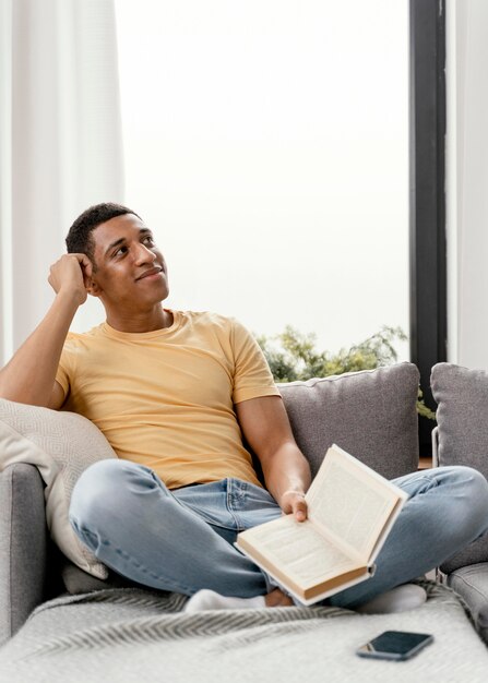 Retrato, hombre, relajante, en casa, lectura