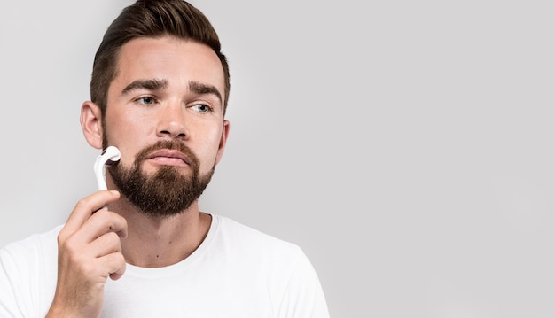 Retrato de hombre con un rodillo facial