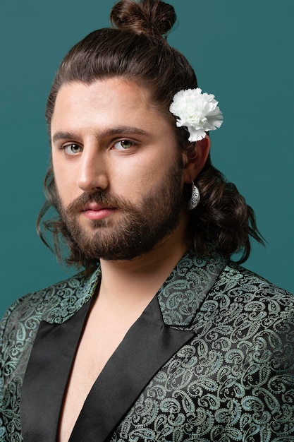 Foto gratuita retrato de hombre en ropa de moda con flores en el pelo