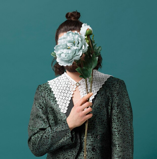 Retrato de hombre en ropa de moda con flores.