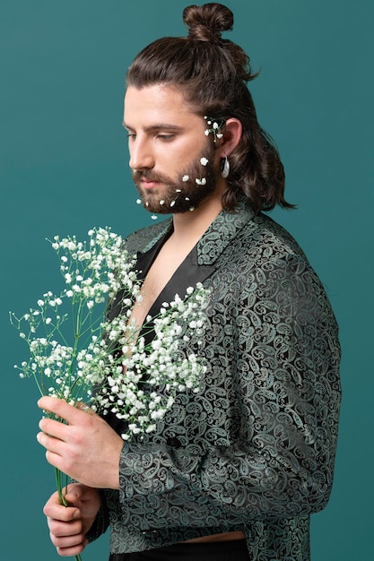 Retrato de hombre en ropa de moda con flores.