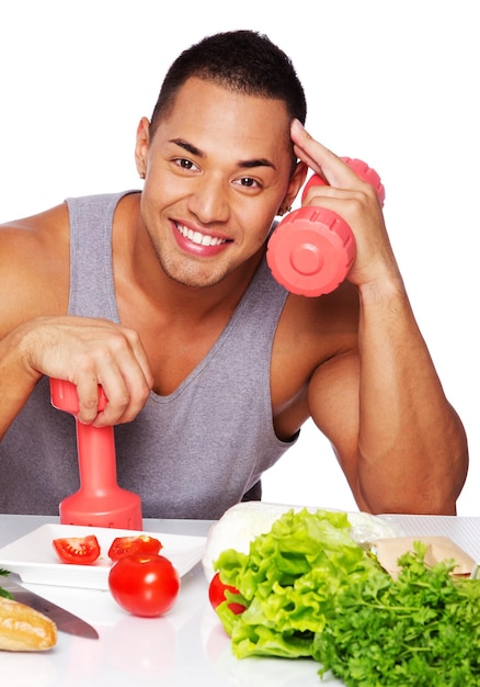 Retrato de hombre sano posando en estudio con pesas