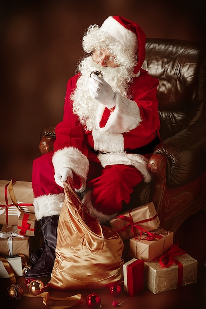 Retrato, de, hombre, en, santa claus, disfraz