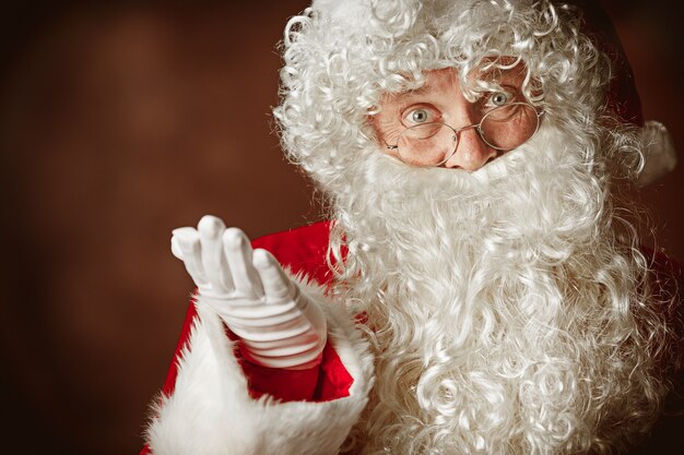 Retrato, de, hombre, en, santa claus, disfraz